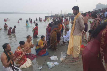 যমুনা নদী‌তে অষ্টমীর স্না‌নে পুণ্যার্থীদের ঢল