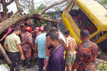 ঝালকাঠিতে ট্রাক চাপায় একই পরিবারের ছয়জন নিহত