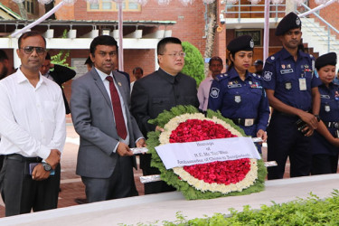 টুঙ্গিপাড়ায় জাতির পিতার সমাধিতে চীনা রাষ্ট্রদূতের শ্রদ্ধা