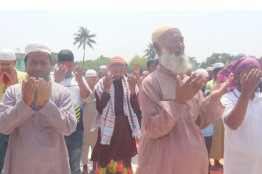 বৃষ্টির জন্য চুয়াডাঙ্গাবাসীর আকুতি, নামাজে মুসল্লিদের কান্না