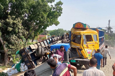 নাটোরে দুই ট্রাকের মুখোমুখি সংঘর্ষ, ট্রাক চালক নিহত