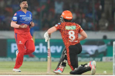উড়তে থাকা হায়দরাবাদকে মাটিতে নামাল তলানির বেঙ্গালুরু