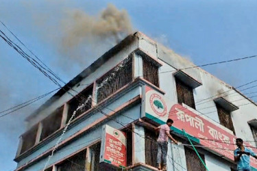 মোংলায় টেইলার্স কারখানায় আগুন, অল্পের জন্য রক্ষা পেল রূপালি ব্যাংক