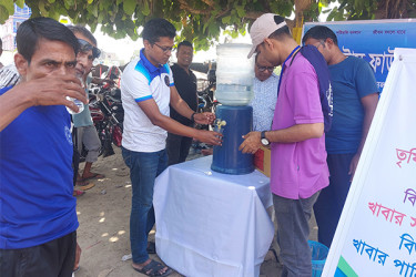 নাটোরে তৃষ্ণার্ত পথিকের জন্যে স্যালাইন পানি ও শরবত