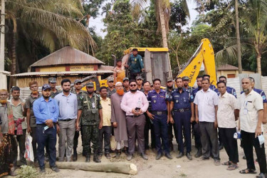 কাশিয়ানীতে সরকারি জমিতে গড়ে ওঠা অবৈধ স্থাপনা উচ্ছেদ