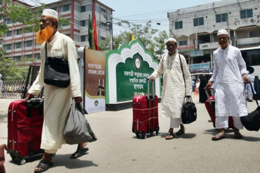 মক্কার উদ্দেশে ঢাকা ছাড়ছেন হজ যাত্রীরা