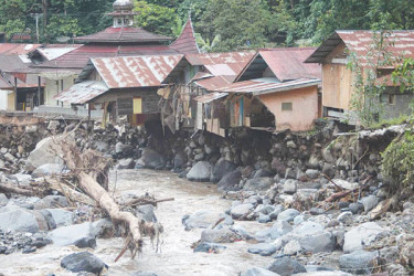 ইন্দোনেশিয়াতে বন্যা, ভূমিধসে নিহত ৩৪