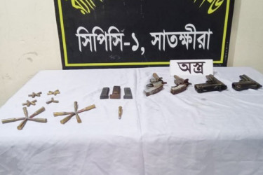 সাতক্ষীরার সীমান্ত গ্রাম মাহমুদপুর থেকে অস্ত্র-গুলি জব্দ