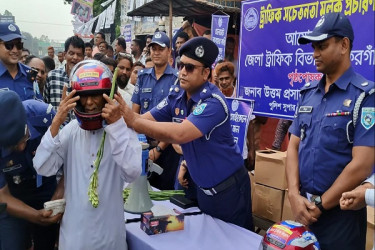 ঠাকুরগাঁওয়ে পুলিশের বিনামূল্যে হেলমেট ও ফুল বিতরণ