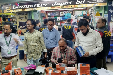 বিপুল পরিমাণ অবৈধ স্মার্ট টিভি বক্স ও সেট টপবক্স জব্দ, আটক ৪