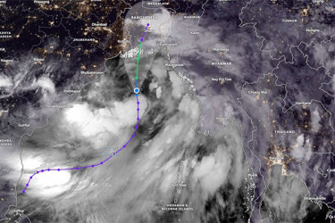 মহাবিপদ সংকেতের দিকে ঘূর্ণিঝড় রিমাল