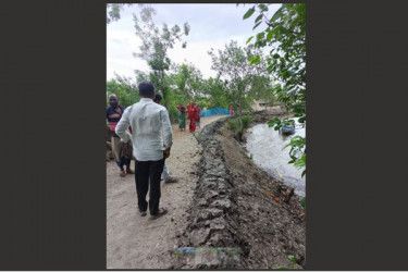 দুর্বল বেড়িবাঁধে কোদাল-খন্তা হাতে নারী-পুরুষ