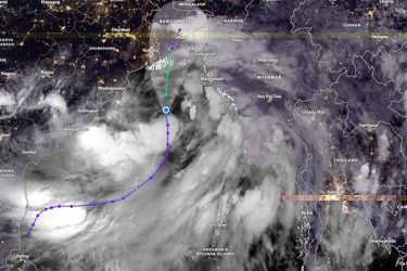 প্লাবিত গ্রামের পর গ্রাম, বিদ্যুৎহীন ৩০ লাখ গ্রাহক