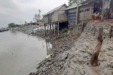 সাতক্ষীরায় ১৫ কিলোমিটার বেড়িবাঁধ ক্ষতিগ্রস্ত