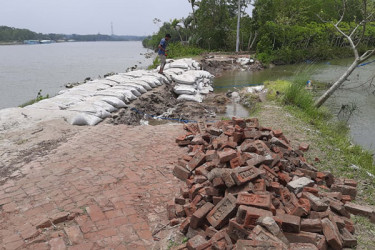 বাগেরহাটে ১২ কিলোমিটার বেড়িবাঁধ ক্ষতিগ্রস্ত