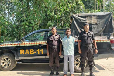 লুঙ্গিতে রক্তের দাগে ধরা পড়ল খুনি