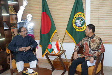 ইন্দোনেশিয়ার রাষ্ট্রদূতকে ‘ম্যাংগো ক্রেস্ট’ দিলেন রাসিক মেয়র