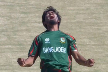 শুরুতেই জোড়া আঘাত সাকিবের