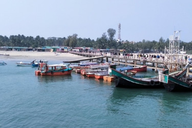 বিকল্প পথে টেকনাফ-সেন্টমার্টিন রুটে নৌ চলাচল শুরু