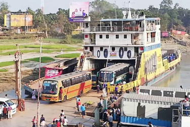 দুর্ভোগ ছাড়াই পাটুরিয়া ঘাট দিয়ে বাড়ি ফিরছে মানুষ