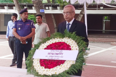 বঙ্গবন্ধুর সমাধিতে প্রধানমন্ত্রীর নতুন প্রেস সচিবের শ্রদ্ধা