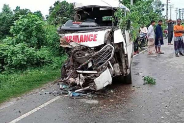 ফুলবাড়ীতে বাসের ধাক্কায় অ্যাম্বুলেন্স চালক নিহত