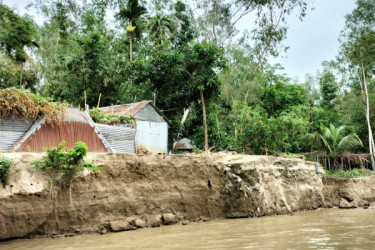 নদীতে বাড়ছে পানি, যমুনা পাড়ে ভাঙন আতঙ্ক