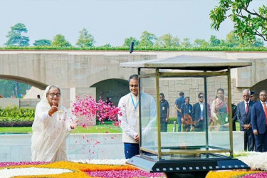 মহাত্মা গান্ধীর সমাধিতে শেখ হাসিনার শ্রদ্ধা