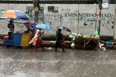 রাজধানীতে মুষলধারে বৃষ্টি, জনজীবনে দুর্ভোগ  