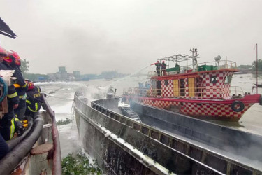 ফতুল্লায় ট্রলারে অগ্নিকাণ্ডে একজনের মৃত্যু