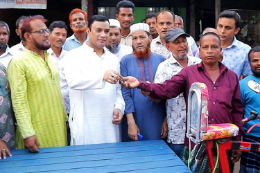 ভ্যান চুরি যাওয়া ঝড়ুয়া পালের পাশে দাঁড়ালেন এমপি সুজন