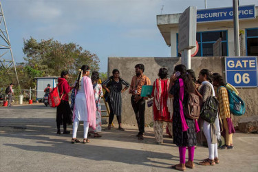 বিবাহিত নারীদের আইফোন কারখানায় কাজে বাধা, তদন্ত করবে মোদি সরকার