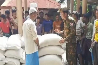 লুটের চাল দিয়ে রোহিঙ্গাদের সমর্থন আদায়ের চেষ্টা জান্তা সরকারের