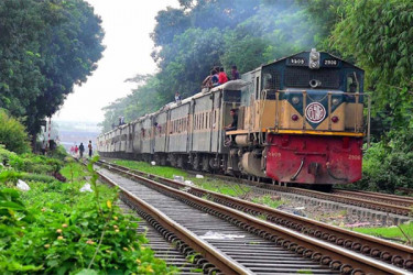 চলন্ত ট্রেনে তরুণীকে ধর্ষণের ঘটনায় চার যুবক রিমান্ডে 