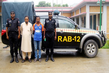 সিরাজগঞ্জে র‍্যাব-পুলিশের অভিযানে তিন মাদক কারবারি আটক