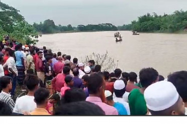 তীব্র স্রোতে সোমেশ্বরীতে নৌকাডুবি, ছাত্রী নিখোঁজ 