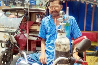 অক্সিজেনের পাইপ নিয়ে অটোরিকশা চালানো সেন্টু আর নেই