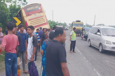 ফরিদপুরে বাস-পিকআপভ্যান সংঘর্ষে নিহত ২