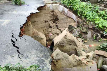 ঠাকুরগাঁওয়ে ভারী বর্ষণে ভেঙে গেছে সড়ক, যাতায়াতে দুর্ভোগ