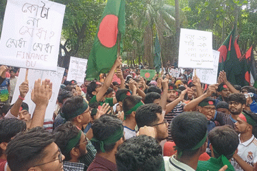 ঢাবি গ্রন্থাগারের সামনে জড়ো হচ্ছেন কোটাবিরোধী শিক্ষার্থীরা