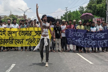 জাবি শিক্ষার্থীদের ঢাকা-আরিচা মহাসড়ক অবরোধ