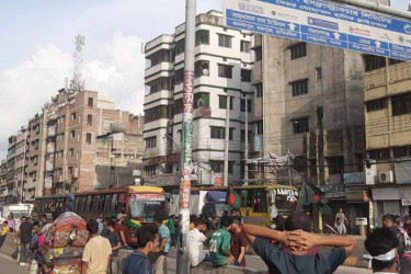 অবরোধে হানিফ ফ্লাইওভার দিয়ে গাড়ি চলাচল বন্ধ 