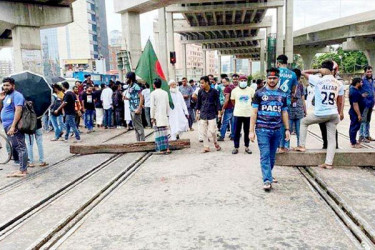 কোটা বাতিলের দাবিতে রেললাইন অবরোধ, সারা দেশে ট্রেন চলাচল বন্ধ