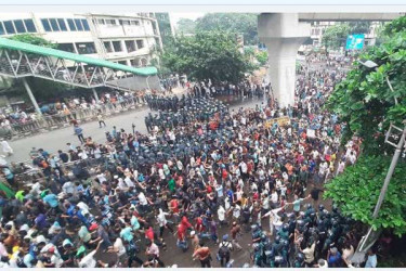 ব্যারিকেড ভেঙে শাহবাগে শিক্ষার্থীরা, উত্তেজনা