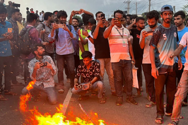 কুবি শিক্ষার্থীদের ঢাকা-চট্টগ্রাম মহাসড়ক অবরোধ 