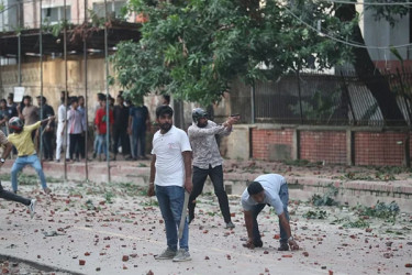 শহীদুল্লাহ হলের সামনে সংঘর্ষ চলছে