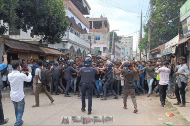 সিরাজগঞ্জে সংঘর্ষ: টিয়ারশেল-রাবার বুলেট নিক্ষেপ