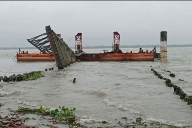 রিমালে বিধ্বস্ত রায়েন্দা ফেরিঘাট সংস্কার হয়নি, বন্ধ ফেরি পারাপার