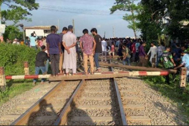 ডুয়েট ও কৃষি বিশ্ববিদ্যালয়ের শিক্ষার্থীর সঙ্গে যোগ দিয়েছে সাধারণ শিক্ষার্থীরা