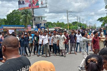 খুলনায় নতুন রাস্তা মোড়ে শিক্ষার্থীদের অবস্থান, যান চলাচল বন্ধ